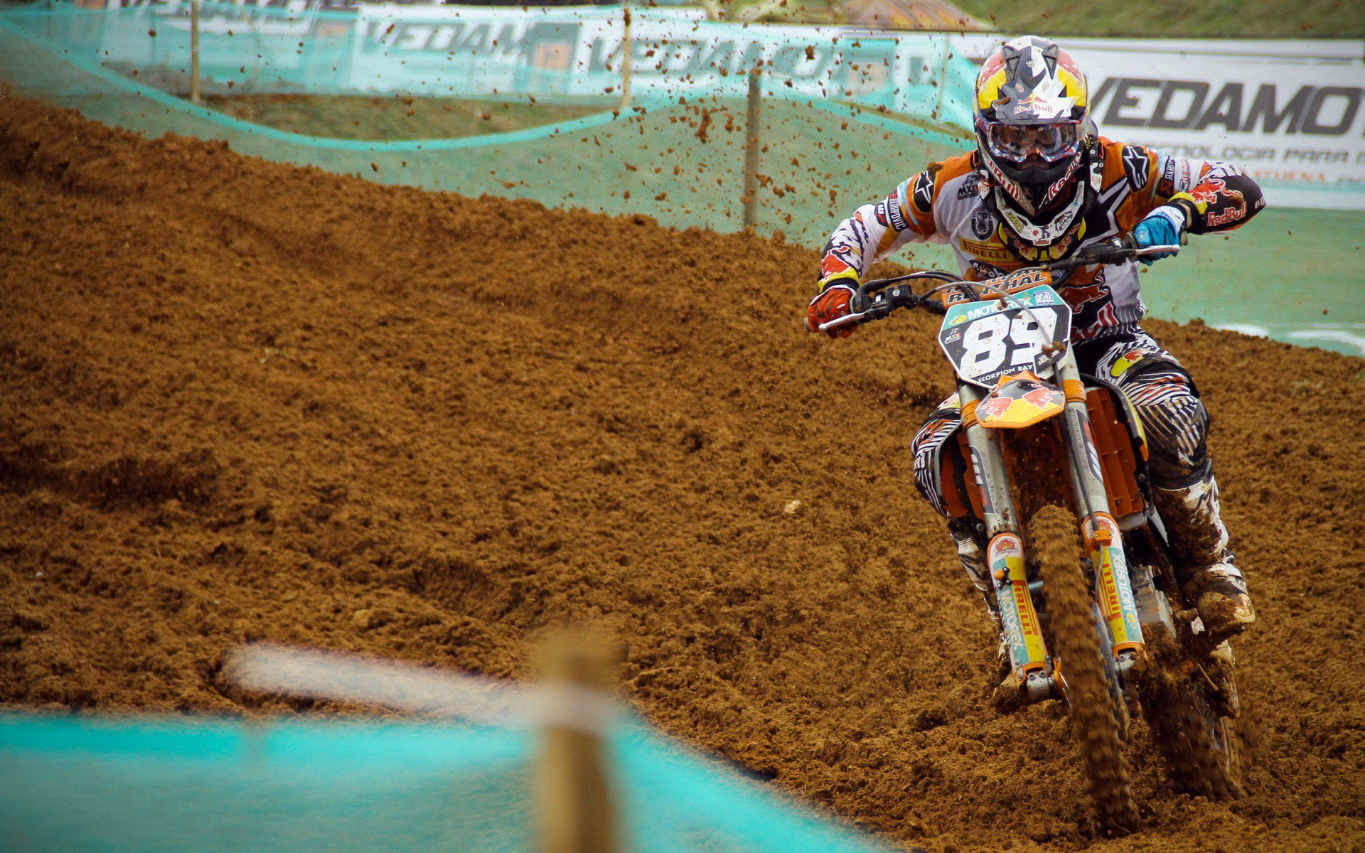 世界杯2026-极速狂飙与绿茵逆转，F1揭幕战引擎轰鸣，里昂绝境翻盘背后的竞技美学双线叙事